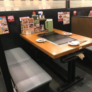 ゆったりお寛ぎ頂けるソファー席