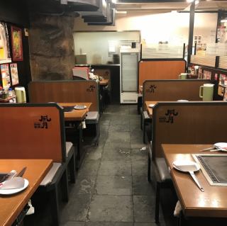 テーブル毎に仕切りで区切っております