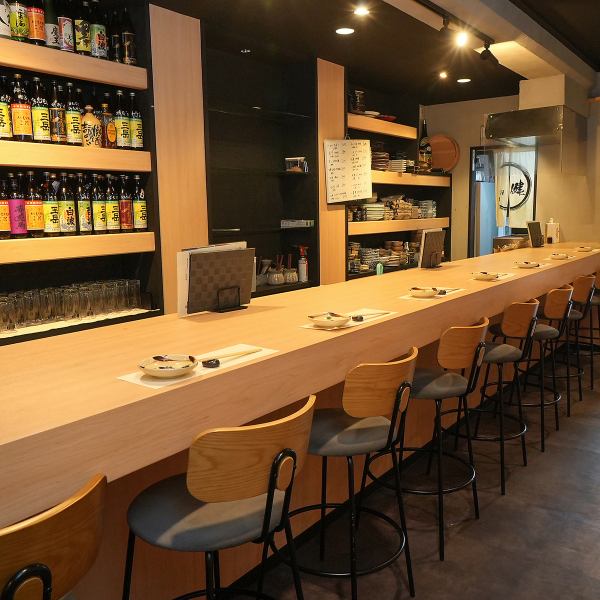 ≪Inside seating information≫ There are 8 popular counter seats where you can enjoy conversations with the owner and staff.Table seating is ideal for groups, such as dining with friends, and can accommodate up to 8 people.