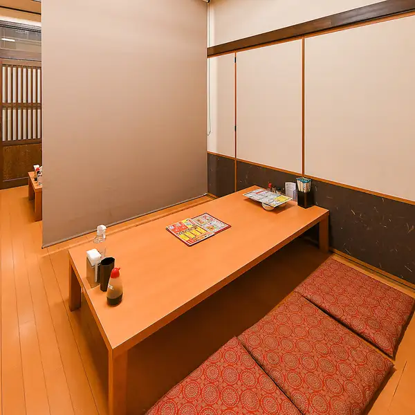 小～中規模のご宴会も承っております！種類豊富なドリンクや美味しいお料理でテーブルで囲んで、楽しいひと時をお過ごしくださいませ★飲み放題付のコースもございますので、シーンに合わせてご利用ください！温かい雰囲気の店内とお食事でおもてなしいたします。お座敷席で脚を伸ばしてゆっくりとおくつろぎください♪