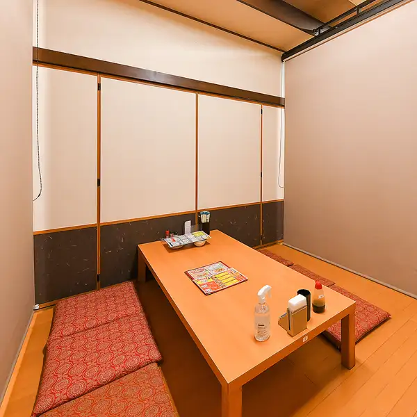 ご家族や仲間内のご飲食もゆったりのお席です★少人数でのお食事ももちろんお愉しみいただけますので、同窓会などちょっとしたお集まりや、会社の同僚とのご飲食にも◎様々なシーンでぜひご利用ください。ご予約お待ちしております♪