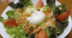 シーザーサラダ温玉添え　たっぷりチーズがけ