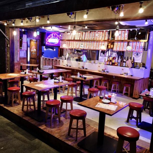 A popular bar with neon lights standing in a back alley! Equipped with a terrace and couple seats! [Umeda Izakaya Gyoza All-you-can-drink Date Women's Night Out Instagrammable Terrace Beer Garden Banquet Welcome and Farewell Party New Year's Party]