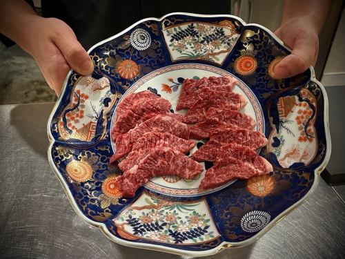 "Today's Meat Platter" carefully grilled by our chefs according to the condition of the meat that day and the customer's preferences.