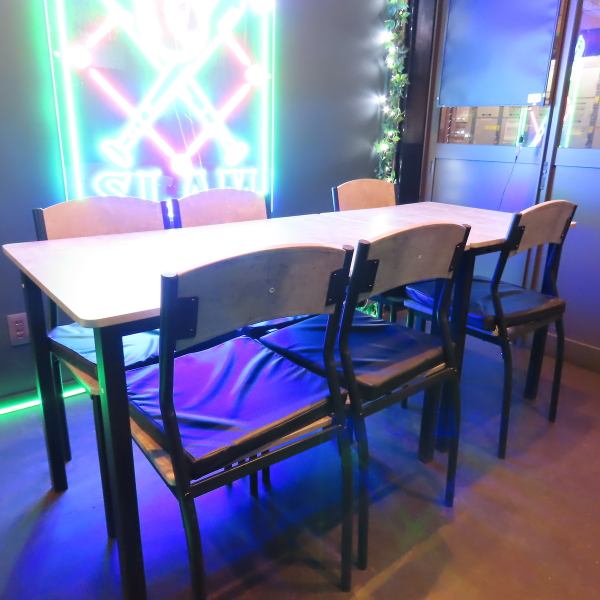 テーブル席は、2名から8名までのグループでもご利用いただけます。テーブルを移動させることで、柔軟にスペースを調整できるので、より快適にお過ごしいただけます。また、シーズンによっては野球観戦を楽しみながらのお食事も可能です。さらに、カラオケは歌い放題で、盛り上がること間違いなし！