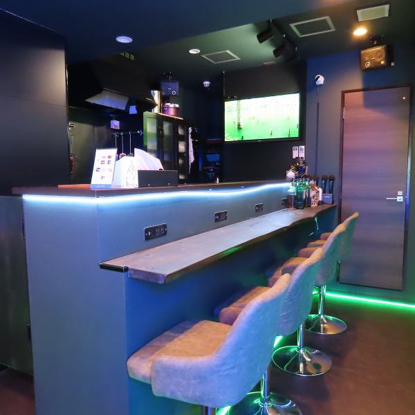 カウンター席は、充実した充電設備が魅力です。各席にはコンセント、USBポート、タイプCが完備されており、充電器もご用意していますので、安心してお使いいただけます。充電しながら、一杯のお酒を楽しむことができるので、仕事帰りやちょっとした休憩にも最適です。くつろぎのひとときをお過ごしください！