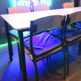 【テーブル席　4×2】4人掛け席が2つあり、友人との楽しいひとときにぴったりです。テーブル等を自由に動かすことで、人数に応じたレイアウトに対応可能。少人数から大人数まで、様々なシーンに合わせて快適にお過ごしいただけます。みんなで集まって、笑い声が響く楽しい時間をお楽しみください！