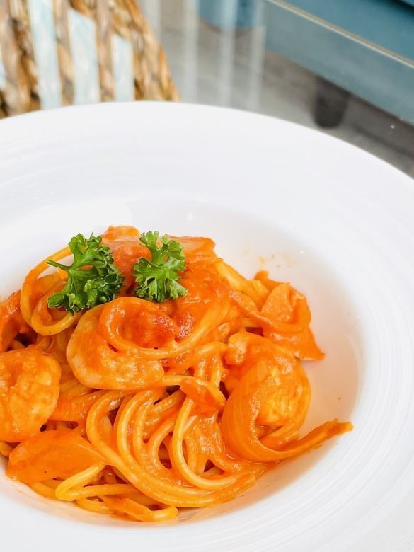 Tomato cream pasta with plump shrimp