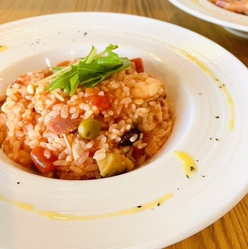Tomato risotto with shrimp and bacon