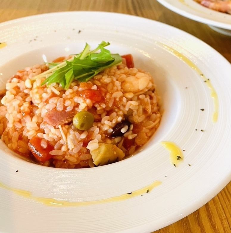 Tomato risotto with shrimp and bacon