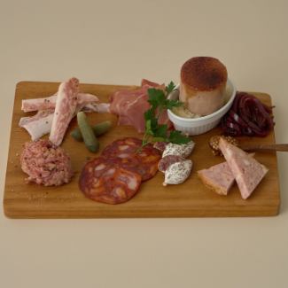 お肉屋さんのシャルキュトリー盛り合わせ