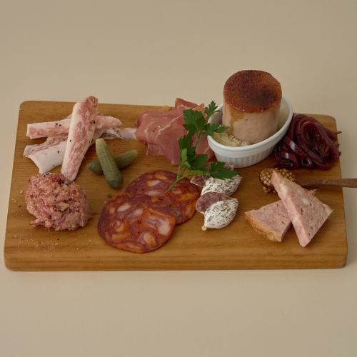 お肉屋さんのシャルキュトリー盛り合わせ