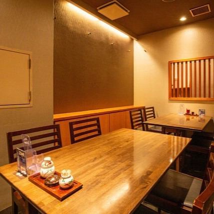 [Table seats] We offer clean and comfortable seats at spacious table seats.With 3 seats for 4 people and 2 seats for 6 people, it is perfect for banquets and family meals.We will help you enjoy your time in a bright and lively atmosphere.Please spend a comfortable time in the spacious space!★
