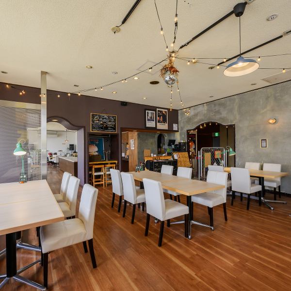 当店では、10名様以上のグループで貸切が可能です。大切な会食や特別なイベントにぴったりの空間をご提供いたします。貸切のご利用は人数やご希望に応じて柔軟に対応いたしますので、詳細についてはお気軽にご相談ください。プライベート感あふれる空間で、皆さまでゆっくりとお食事をお楽しみいただけます。