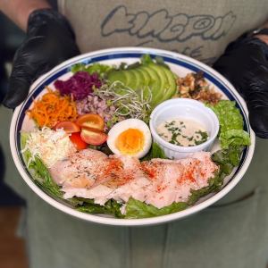 チキンと雑穀のサラダボウル