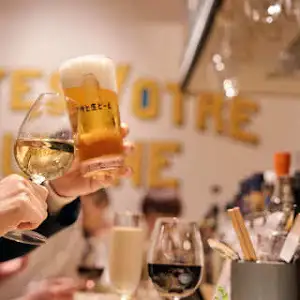 【オシャレな空間で特別なひとときを♪】店内は、こだわりのインテリアが並ぶおしゃれな空間です。温かみのある照明に照らされた居心地の良い雰囲気は、女子会やデート、気の置けない友人との食事にぴったり。美味しい料理と共に、思い出に残る素敵な時間をお過ごしください。