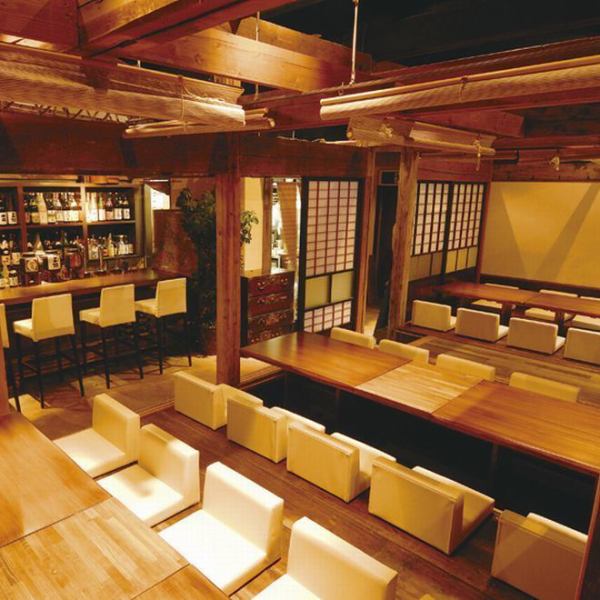 擁有40人護城河的Gotttsu私人房間“Namahaha Yashiki”擁有充足的氛圍，已經搬遷的柱子和130年曆史的秋田傳統房屋的橫梁是大量宴會的理想選擇！