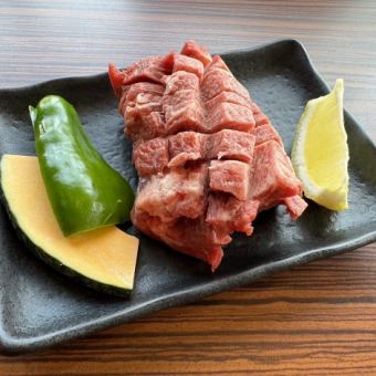 Thick-sliced raw beef fatty tuna steak