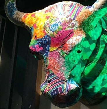 We welcome you with the owner's attention to detail, such as the colorful cow at the entrance of the shop and the American tableware.Please feel free to contact us as it can be reserved for up to 50 people.