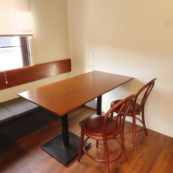 木を基調とした落ち着いた雰囲気が漂う店内は、日常の喧騒を忘れてゆったりとお食事を愉しみたい方に最適です◎少人数様からお気軽にご利用いただけるよう、細やかなおもてなしを心がけております。おひとり様での贅沢なランチやディナーも大歓迎♪落ち着いた照明と空間が、お料理の美味しさを一層引き立ててくれます◎