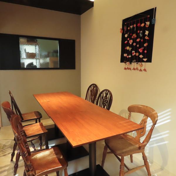 和の雰囲気漂うで落ち着いた空間は、おひとり様でも気兼ねなくお越しいただける心地よい広さです◎ゆったりとした座席配置で、一品一品とじっくり向き合いながら寛ぎの時間を過ごせます。仕事帰りのご褒美や、静かに和食を愉しみたい日にぴったり◎清潔感のある落ち着いた店内で、至福のひとときを演出します♪