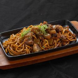 創業90年！金紋ソースの特製牛すじ焼きそば