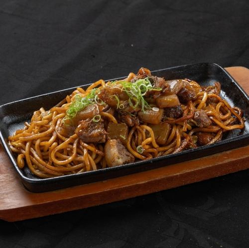 創業90年!金紋ソースの特製牛すじ焼きそば