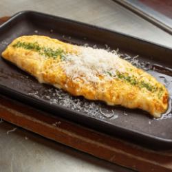 グラナパダーノとモッツァレラチーズのWチーズオムレツ