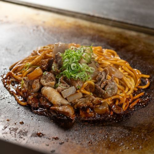 じっくり煮込んだ牛すじと特製ソースが決め手の「ぼっかけ焼きそば」