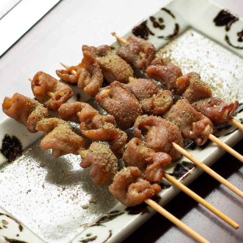 名物!秘伝タレで漬込んだやみつきホルモン串は1本88円(税込)!