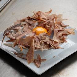 高知県産削りかつおのオニオンサラダ