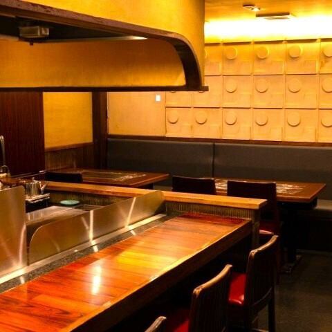 【お一人様/デート利用も◎】ライブ感のある人気のカウンター席!お一人様でのご利用やカジュアルなデートにオススメです。お仕事帰りのサク飲みにもお気軽にご来店ください。