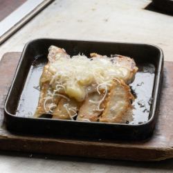 鉄板チーズ餃子