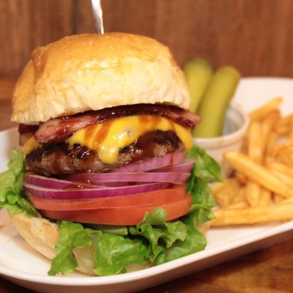 A masterpiece made with all your heart!! Full of meat★American burger