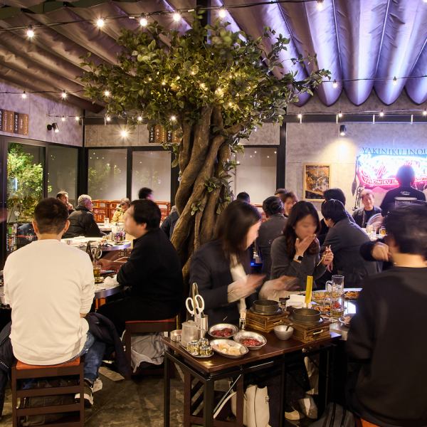 テラス席は使い方色々☆カップルでご利用もよし！焼肉女子会もよし！仕事終わりの飲みでもよし！友人とでもよし！様々なシチュエーションに合わせ、緑広がる解放感最高なお席をご利用下さい♪　※写真はイメージです