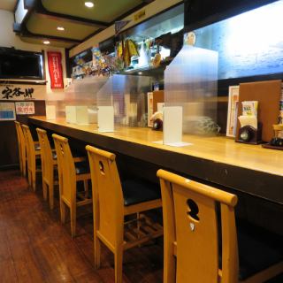 有6个吧台座位，一个人可以随便使用。请在下班回家的路上享用北海道特有的海鲜。