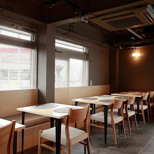 日式风格的室内装潢以灰色为基调，配以木石装饰，营造出现代而沉稳的氛围。此外，在开放式厨房中，我们提供符合客户要求的风格的菜肴和每种食材的推荐烹饪方法。