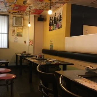 Aoe店有6張桌子，24個座位，一邊是沙發，另一邊是椅子！