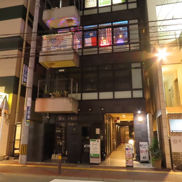 ビル3階にあります！入り口が少しわかりにくいですが、看板が目印！
