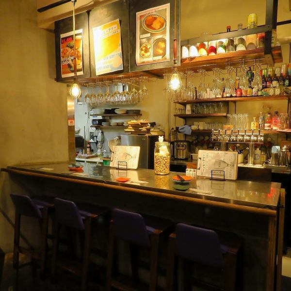 【カウンター席は1名様から】女子会やプライベート宴会などの少人数宴会はもちろん、1名様でのご利用も大歓迎です◎小洒落た地下店内で、自慢のお料理とクラフトビールをお楽しみくださいませ。