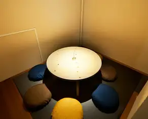 Our restaurant has a private tatami room that can accommodate 4-5 people, like a secret little room. The space, furnished with a cute round table and plush cushions, feels like a hidden retreat, making it even more exciting! It's perfect for girls' nights out or gatherings with close friends.Please relax and enjoy your time without worrying about those around you.