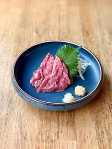 马臀肉刺身配蒜香芝麻盐酱