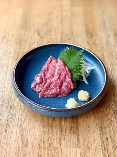 马臀肉刺身配蒜香芝麻盐酱