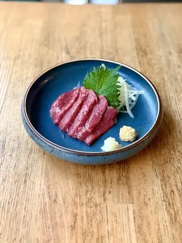 上等瘦马肉刺身配自制中式酱汁
