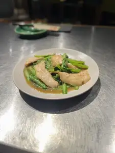 炒五花肉和绿叶蔬菜