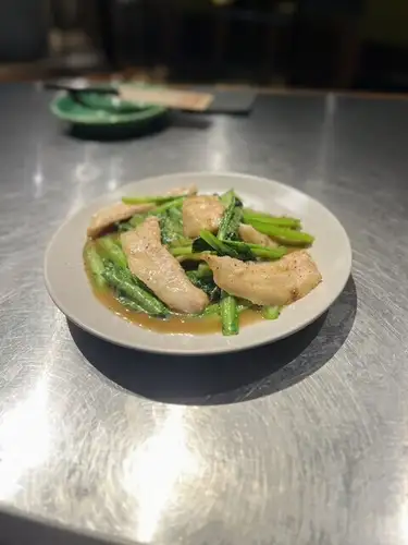 炒五花肉和绿叶蔬菜