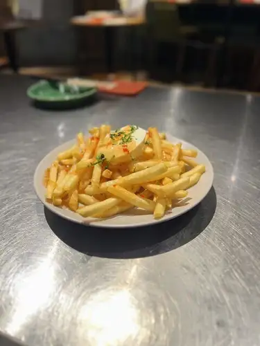 土豆配辣椒酱和酸奶油
