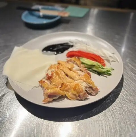 【当店名物のおすすめ料理】「北京ダックじゃないよ、チキンダック」は1480円(税込)でご用意しております♪