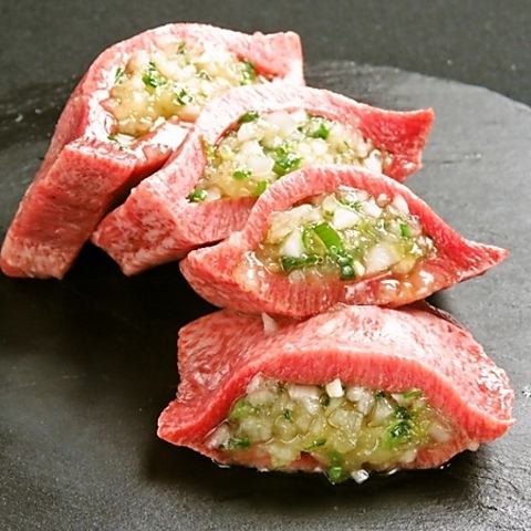 こだわりの焼肉や逸品料理で、美味しいお肉をご堪能ください！写真は「ネギタンサンド」