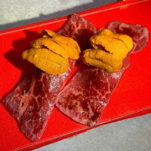 ウニのせ牛炙りにぎり　2貫